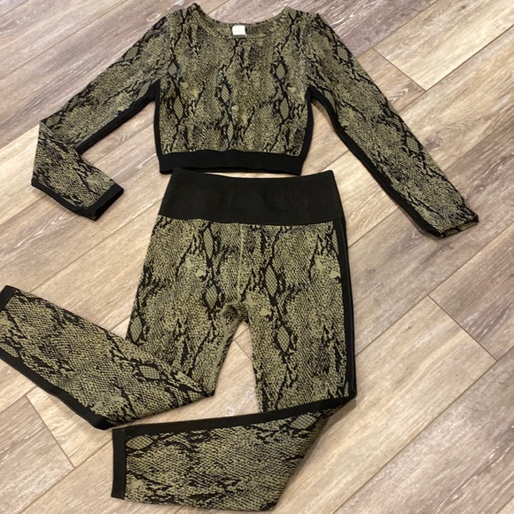 Fabletics Pants - Top and bottom leggings suits